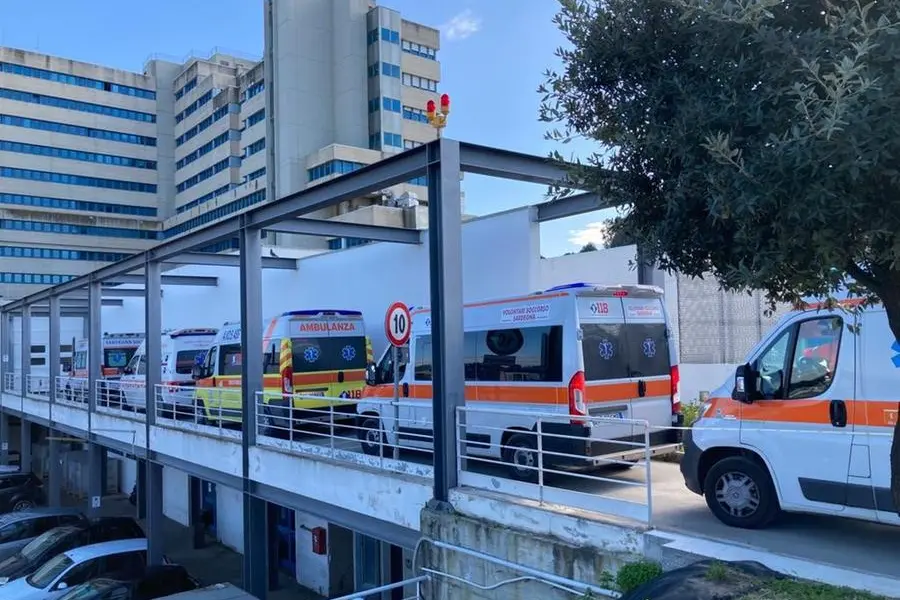 La lunga fila di ambulanze al Pronto soccorso del Brotzu (L'Unione Sarda)