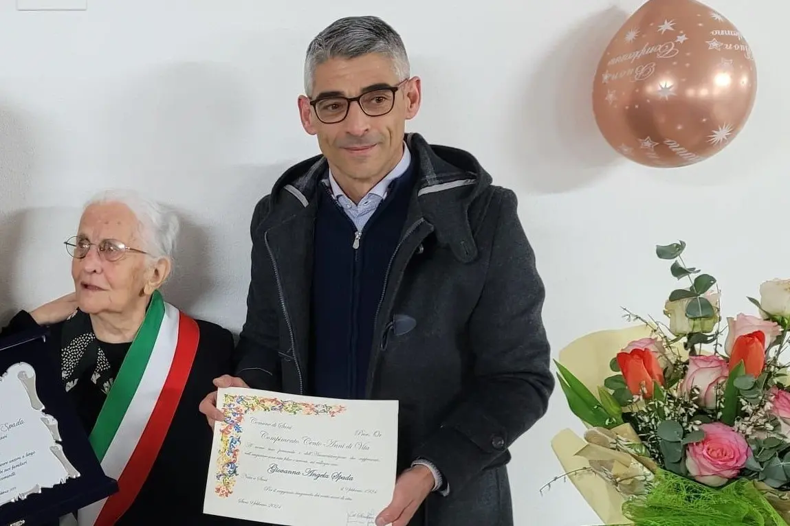 La centenaria con il sindaco di Suni (foto Corrias)