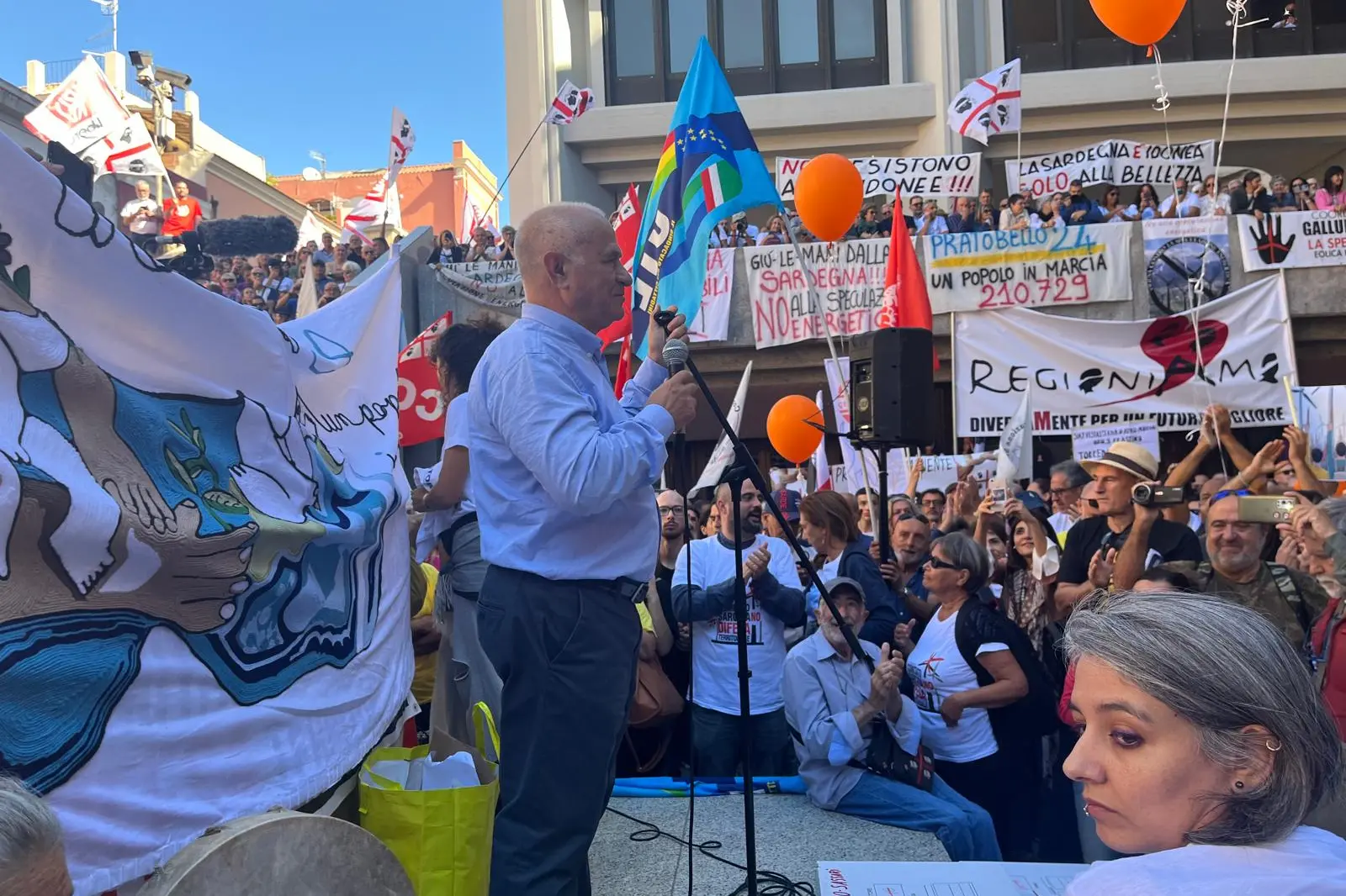 Una manifestazione davanti al Consiglio regionale in occasione della consegna della legge di iniziativa popolare