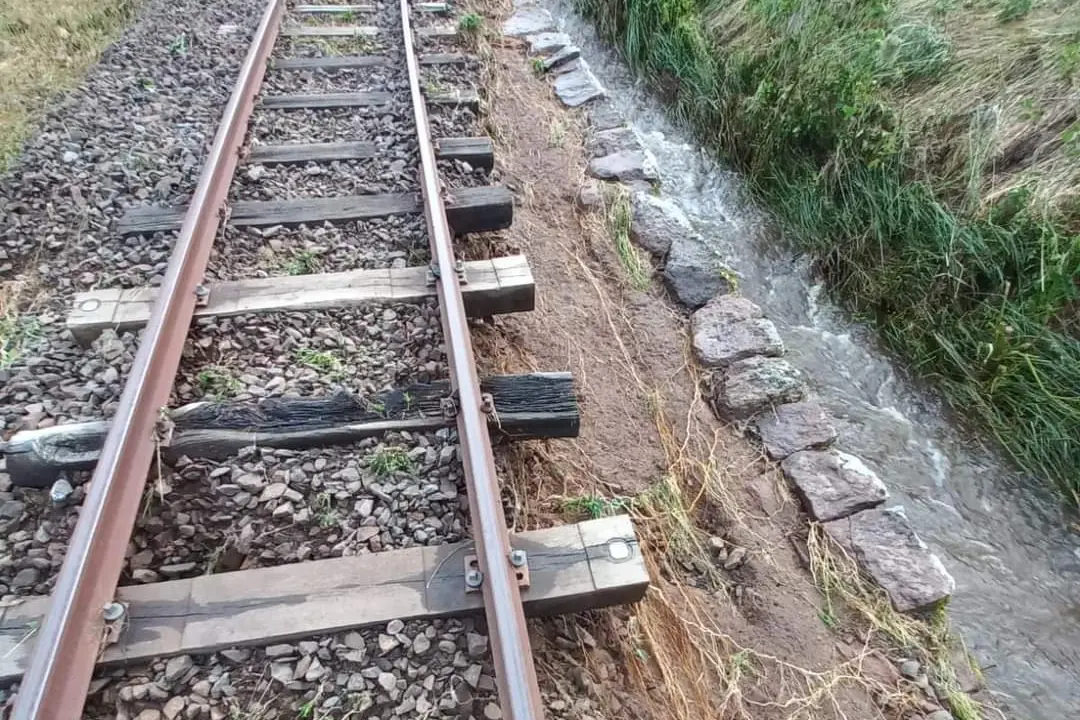 Il tratto della ferrovia turistica danneggiato (foto Oggianu)