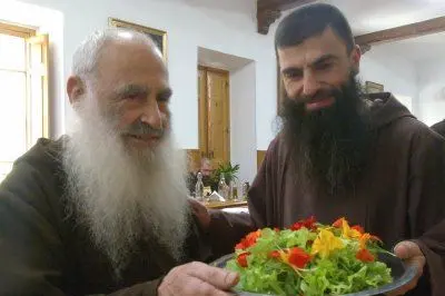 Fra Lorenzo, a sinistra, con la sua insalata di fiori e lattughe