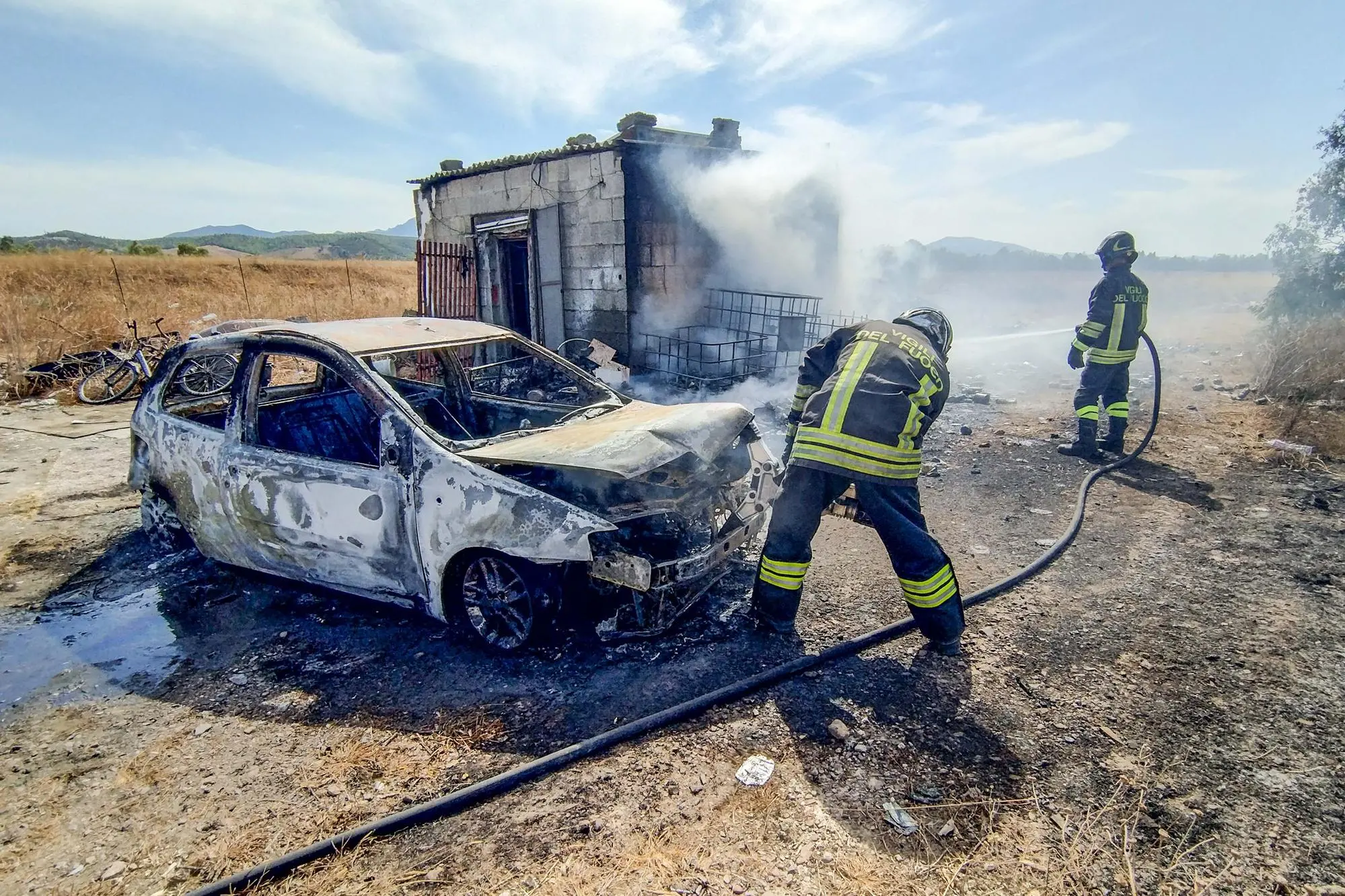 Auto in fiamme a Decimomannu