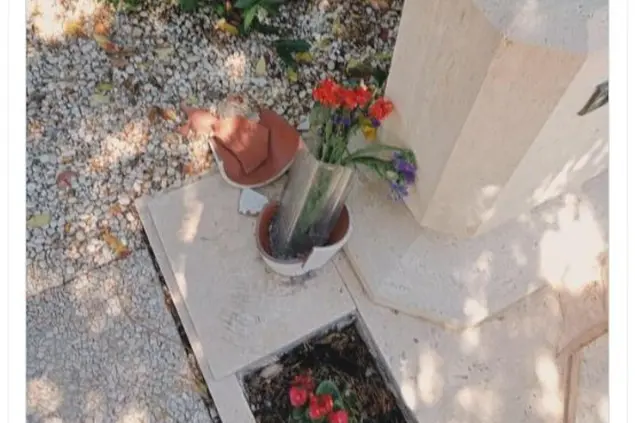 La foto della tomba vandalizzata