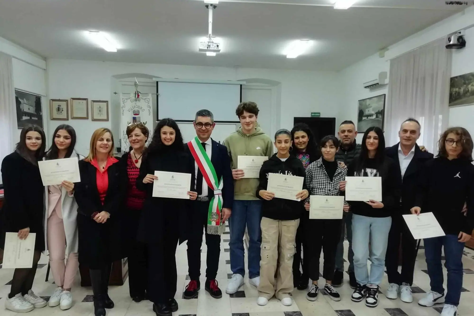 I primi nove studenti dell'Albo delle eccellenze scolastiche premiati dall'Amministrazione comunale (foto Meloni)