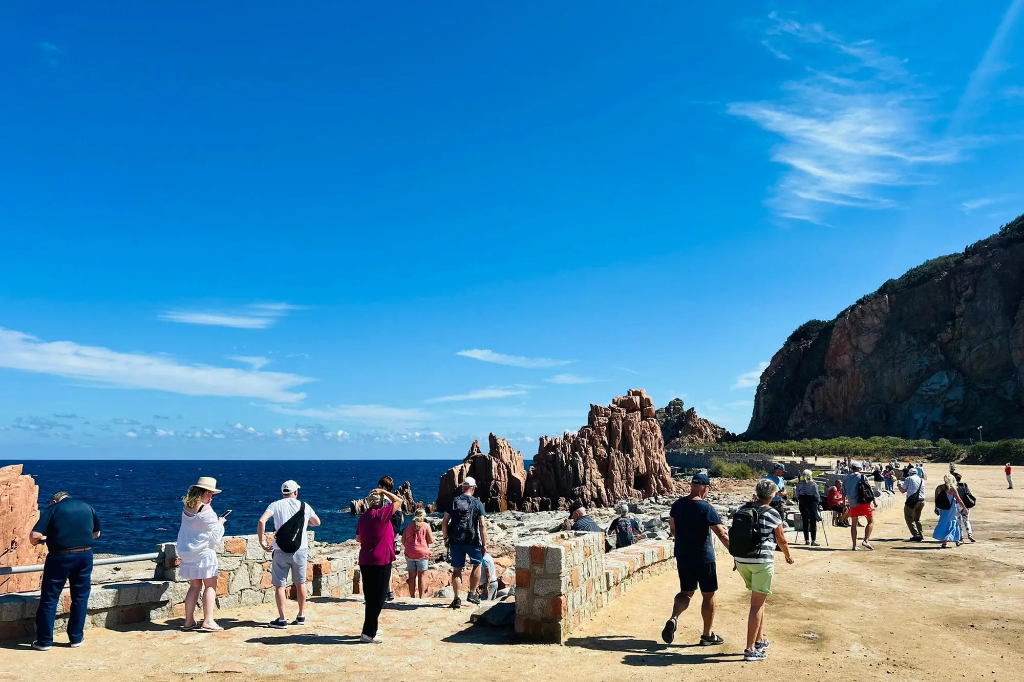 I primi turisti sul piazzale pedonale di Rocce Rosse (foto concessa)