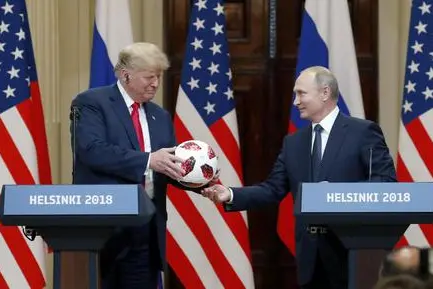 epa06893293 US President Donald J. Trump (L) receivs a soccer ball of the 2018 FIFA World Cup from Russian President Vladimir Putin (R) during a joint press conference in the Hall of State at Presidential Palace following their summit talks, in Helsinki, Finland, 16 July 2018. EPA/ANATOLY MALTSEV