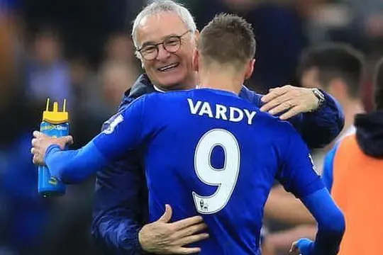 Claudio Ranieri con Vardy, bomber del Leicester