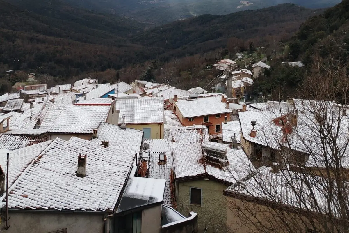 Tonara, neve sopra i tetti