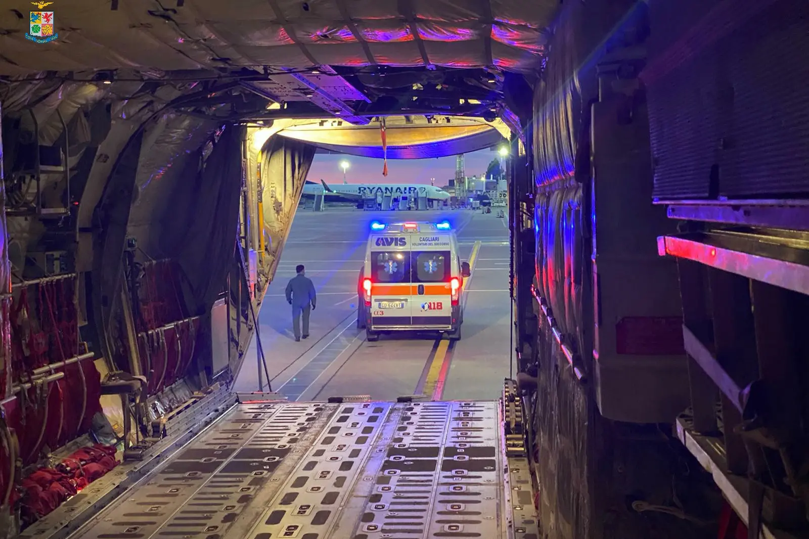 L'ambulanza che ha trasportato la piccola paziente (foto Aeronautica militare)