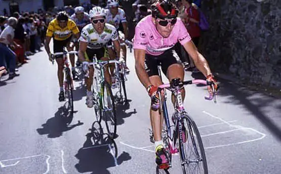 Bugno in maglia rosa al Giro del 1990