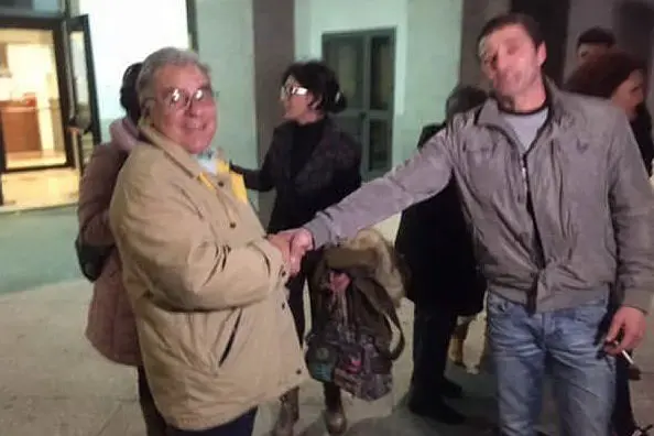 Marras stringe la mano all'ex sindaco Cabua