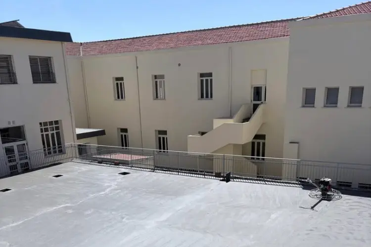 L'intervento nel cortile della scuola a Uri (foto concessa)