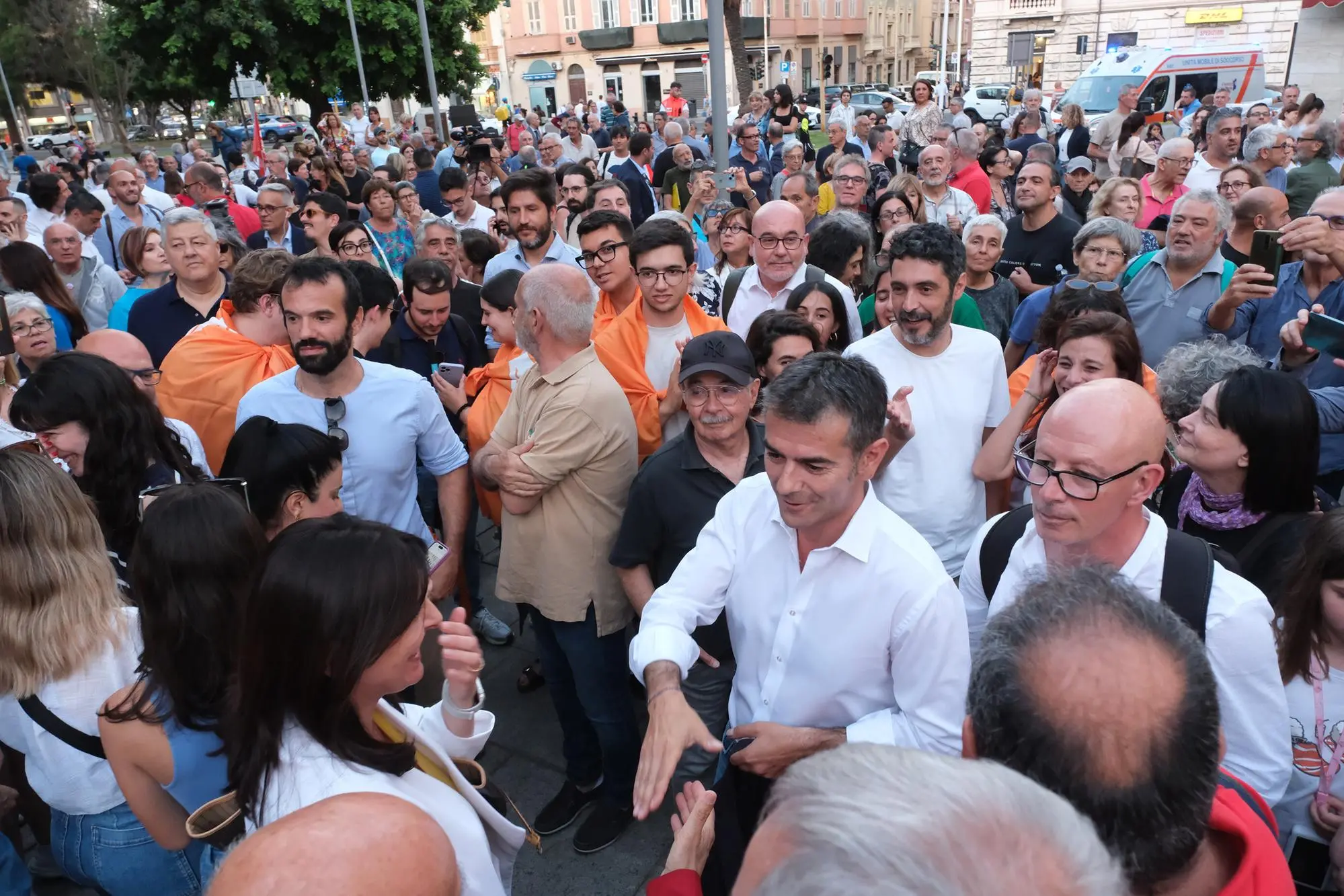 Massimo Zedda e la festa in piazza Garibaldi a Cagliari (foto Ungari)