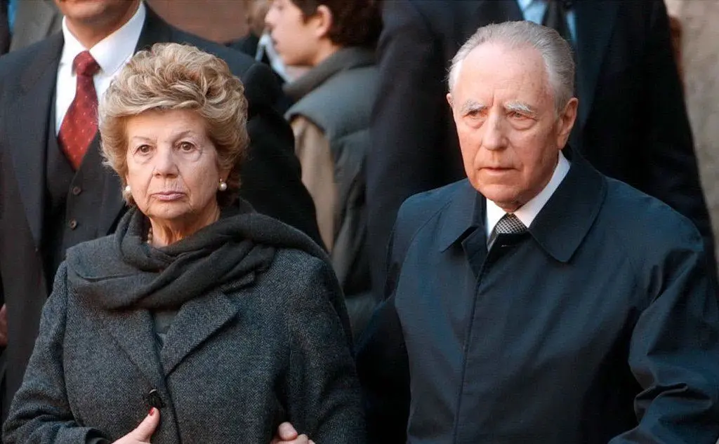 Il presidente Carlo Azeglio Ciampi insieme alla moglie al funerale di Biagi