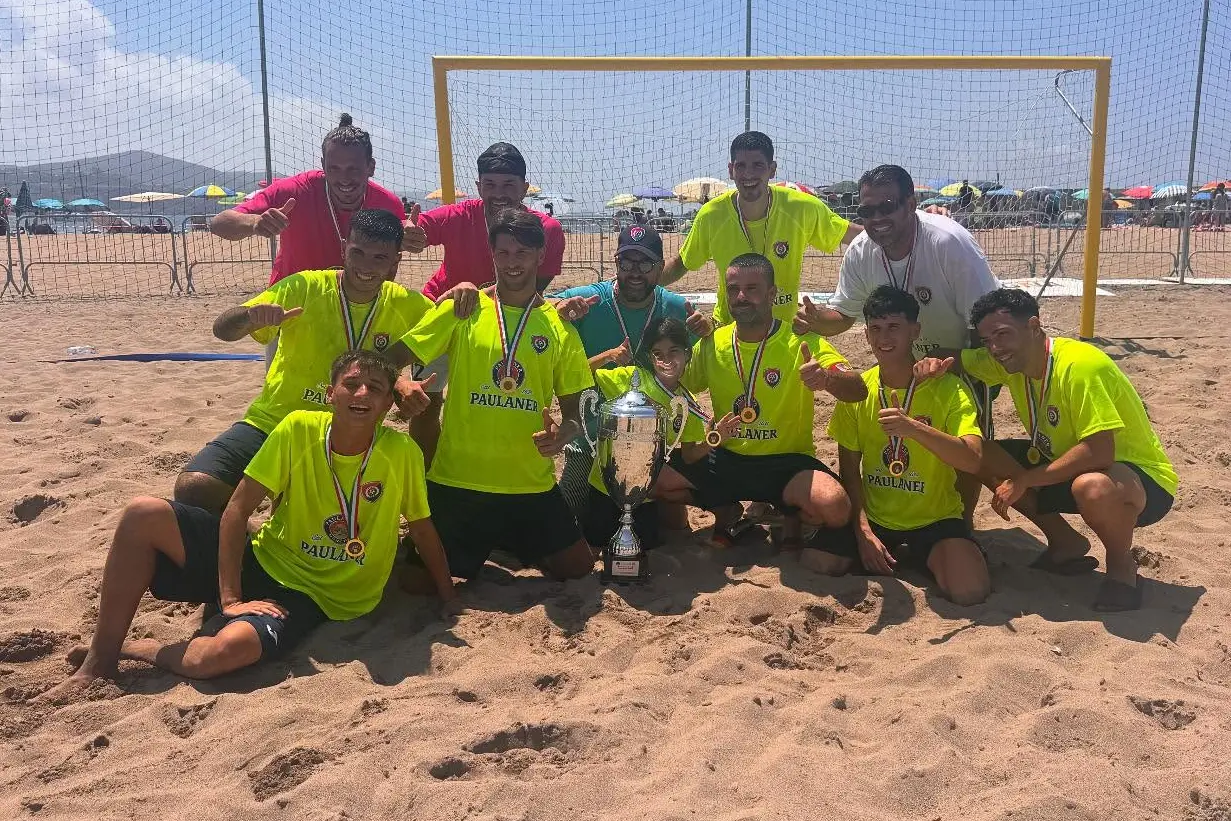 Il Pirri festeggia la vittoria della Serie B di beach soccer del 2025 (foto Figc Sardegna)