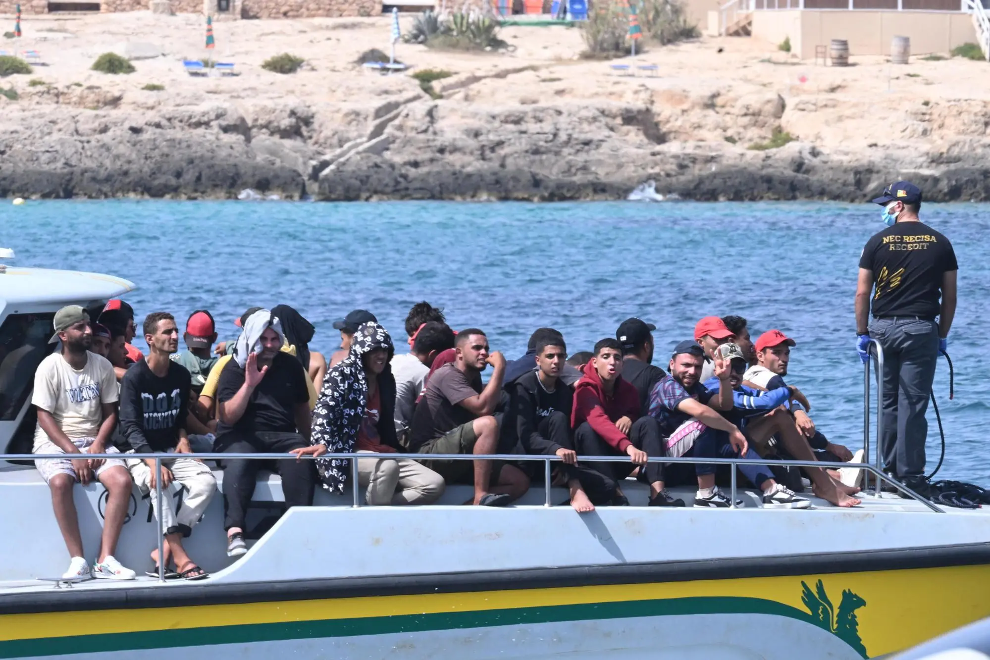 Migranti in arrivo sulle coste italiane (Ansa)