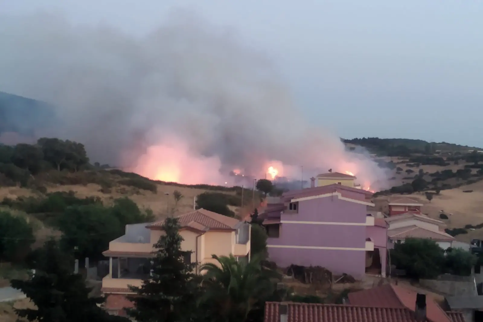 Devastante incendio nella notte alla periferia di Burcei
