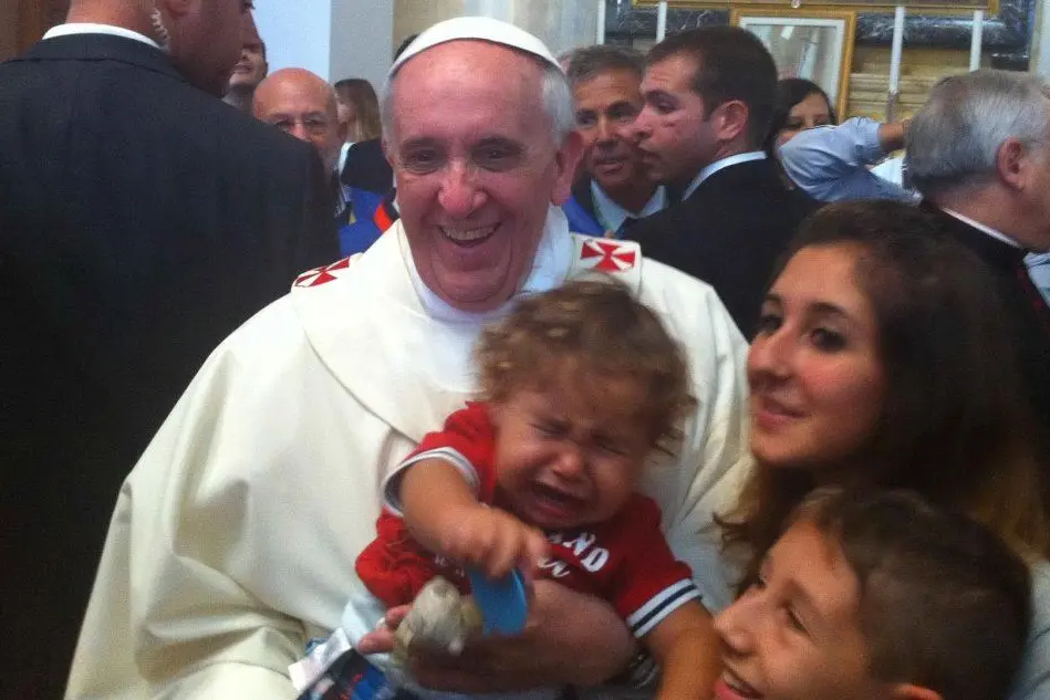 Il Papa in posa per la foto con l'Iphone