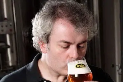 Nicola Perra beve la sua birra