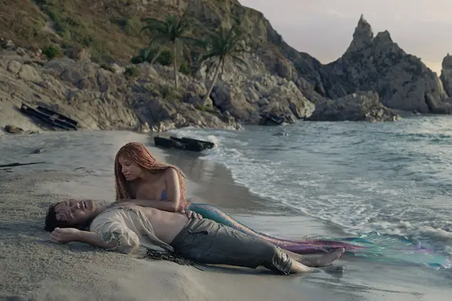 La Sirenetta nella spiaggia di Rena Majore (foto ufficio stampa)