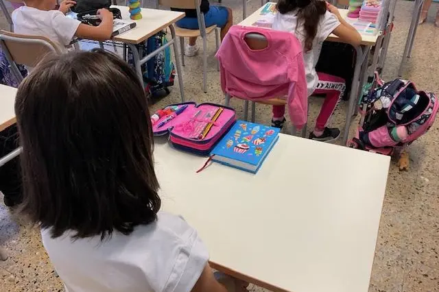 Una piccola studentessa nella scuola di Cabras (foto concessa)