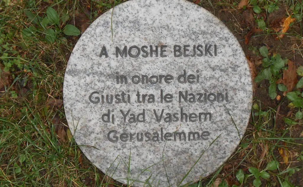 Il cippo dedicato a Moshe Bejski