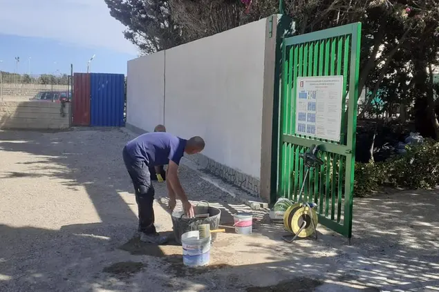 Uno degli operai al lavoro nella cittadella sportiva (foto Tellini)