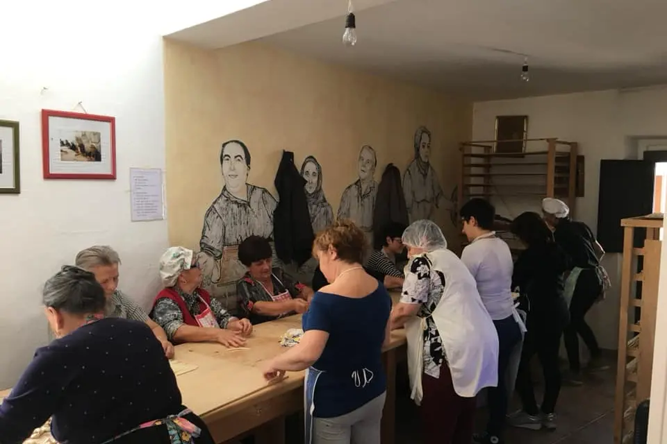 La casa de Sas Animas e le donne durante la preparazione dei macarrones