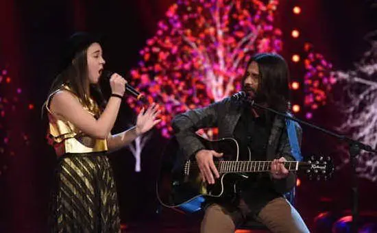 La cantante Elsa Cherchi durante un'esibizione con il padre Stefano a &quot;Standing Ovation&quot;, Rai 1