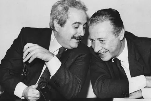 Nell'iconica immagine con il collega e amico Giovanni Falcone (Ansa)