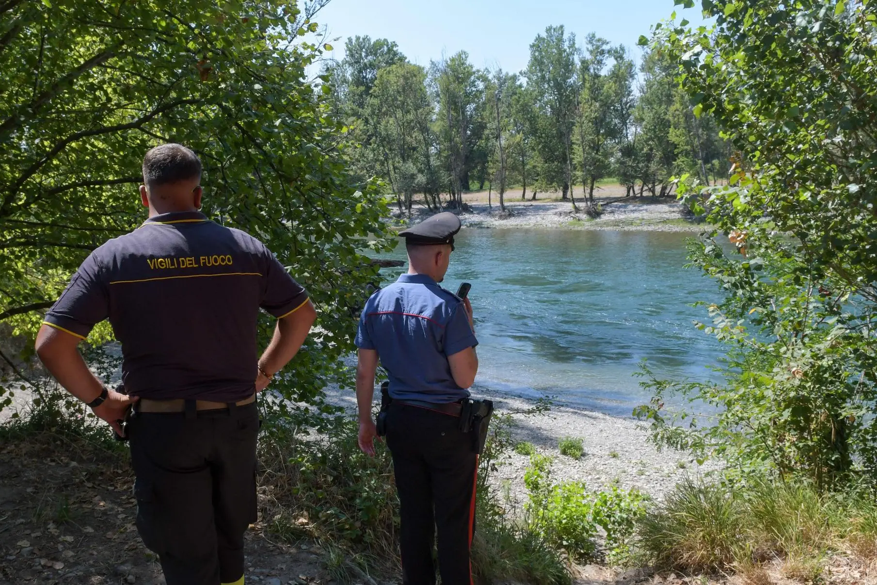 Soccorsi e forze dell'ordine sul fiume Adda (Ansa)