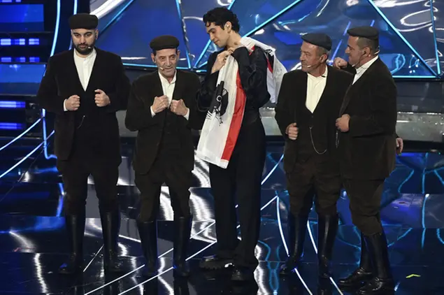 Mahmood e i Tenores di Bitti a Sanremo 2024 (Ansa)