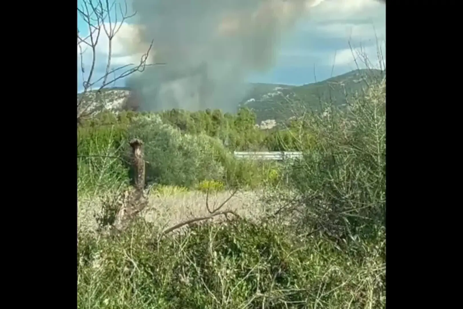 Incendio a Carbonia: le fiamme viste da monte Sirai