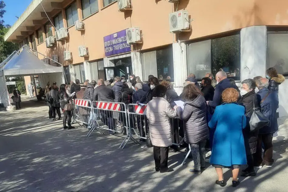 Anziani in fila per il vaccino (foto Fiori)