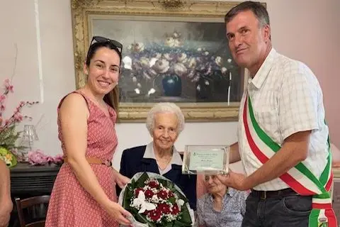 Sindaco e assessora assieme alla centenaria (Foto concessa)