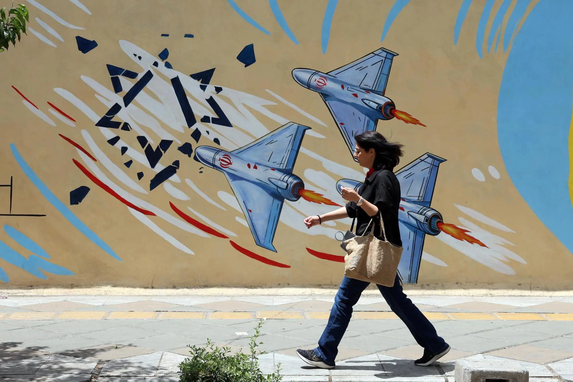 Un murale a teheran (Ansa)