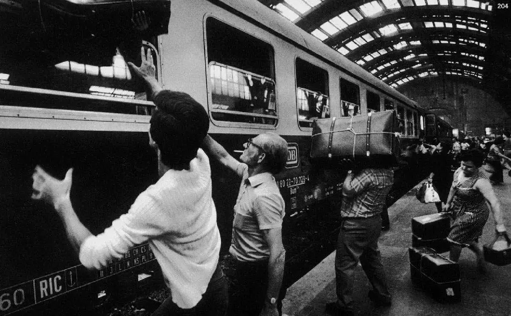 Partenza di migranti su un treno negli anni Ottanta (Archivio L'Unione Sarda)
