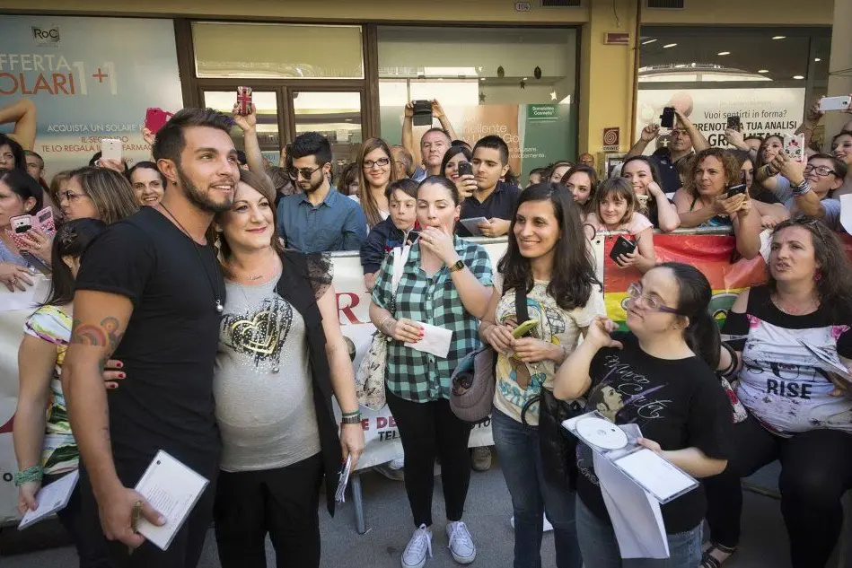 Marco Carta e i suoi fan (Foto Anedda)