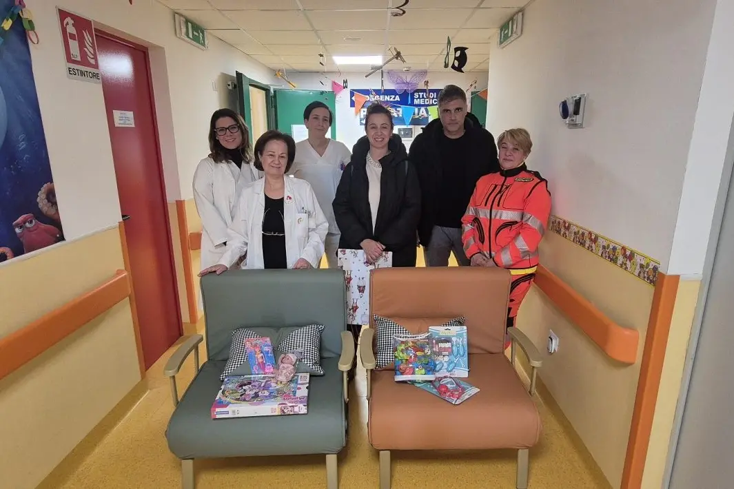 La consegna delle due poltrone al reparto di Pediatria (Foto Asl)