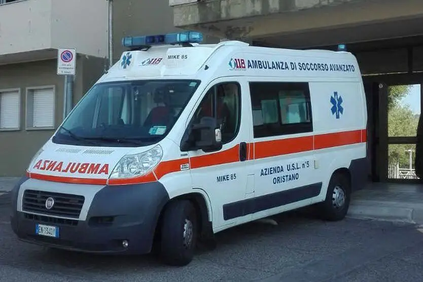 L'intervento dell'ambulanza stamani al poliambulatorio di Ales