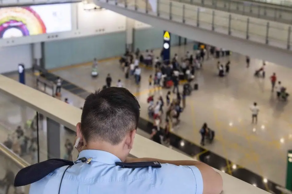 Polizia all'aeroporto di Hong Kong (Ansa)