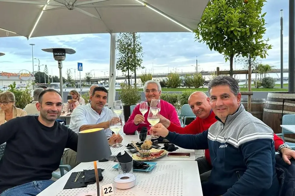Gianpaolo Degortes è il secondo a sinistra in camicia chiara, circondato dai dirigenti dell'Oschirese (foto Tellini)