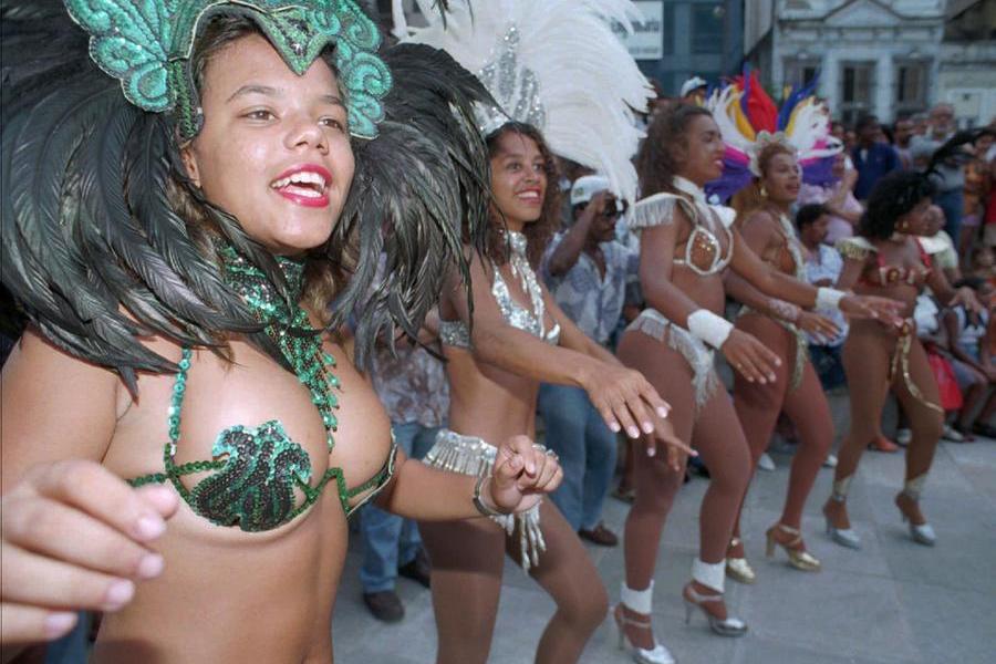 Niente sfilate di carnevale per strada a Rio