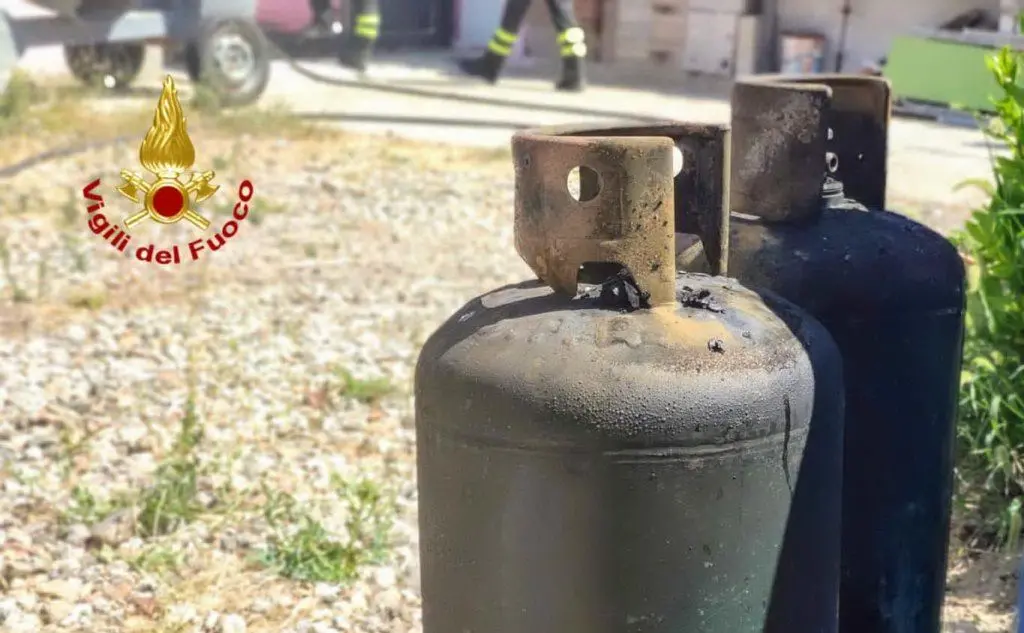 Le bombole (foto Vigili del fuoco)