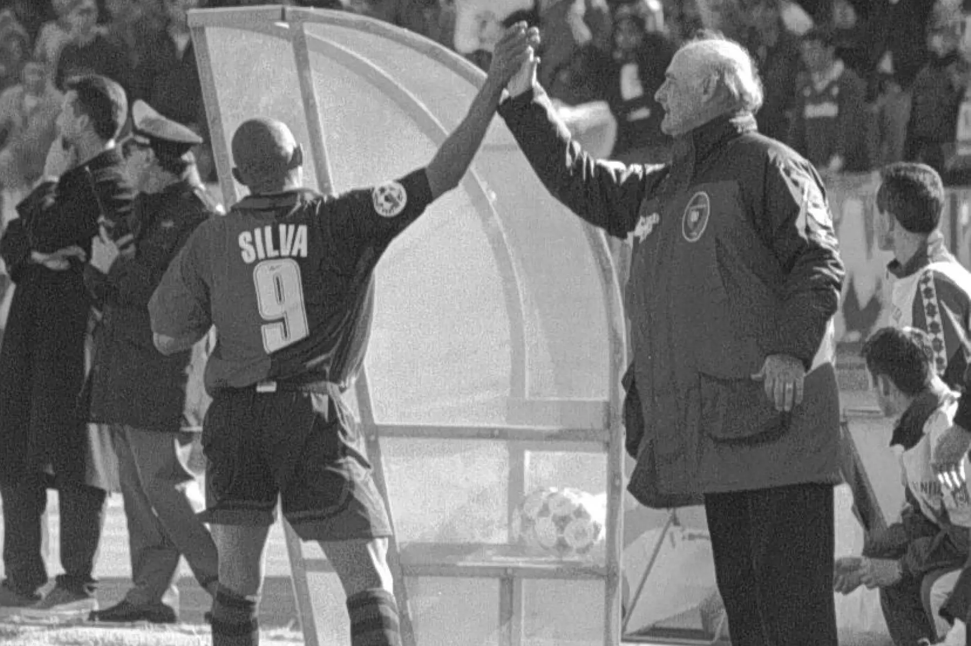6 aprile 1997, Carlo Mazzone si congratula con Dario Silva, autore del gol della vittoria del Cagliari contro la Roma (foto Ansa)