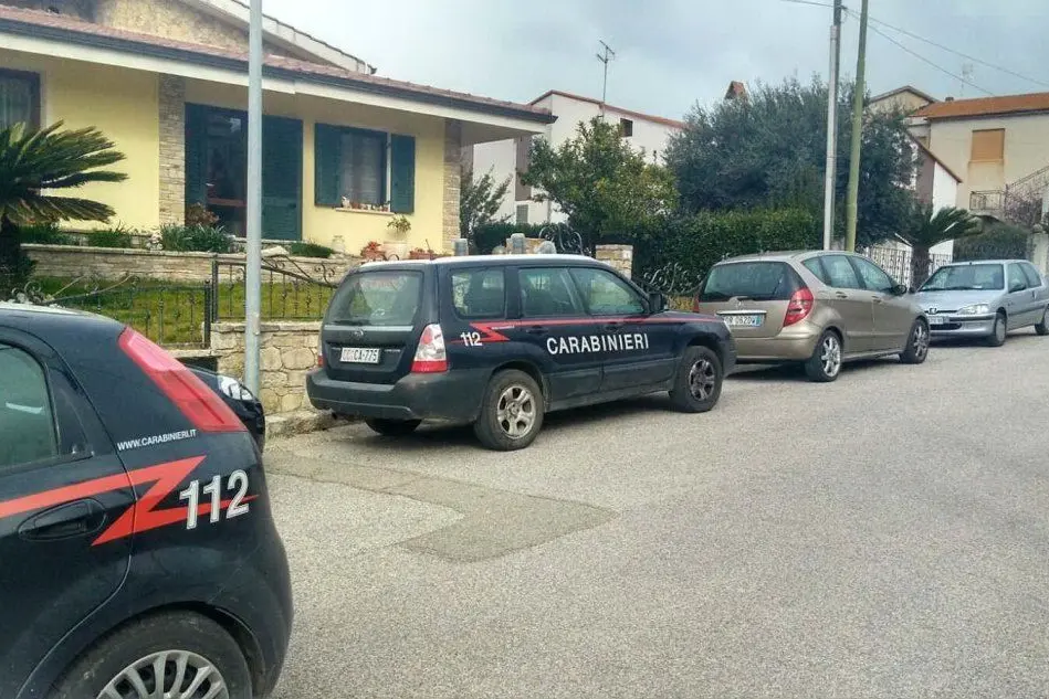 I carabinieri davanti all'abitazione