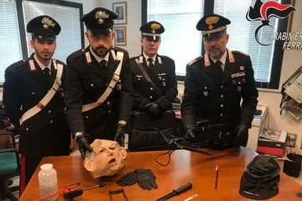 I carabinieri con la maschera sequestrata (Ansa)