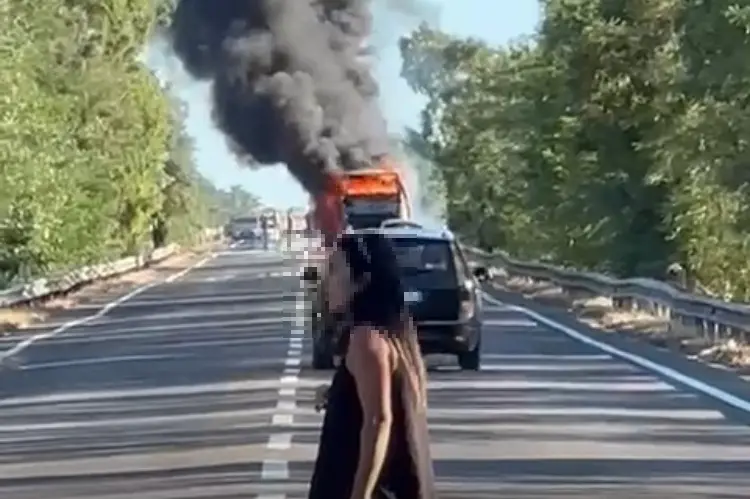 Il pullman in fiamme a Chiaramonti