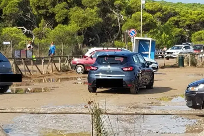 "A Porto Pino si pretende il pagamento di un parcheggio che è ormai pieno di acqua e fango", le foto di una nostra lettrice