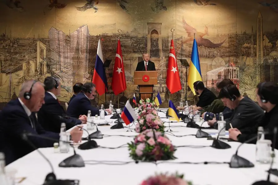 I negoziati a Istanbul (foto Ansa/Epa)